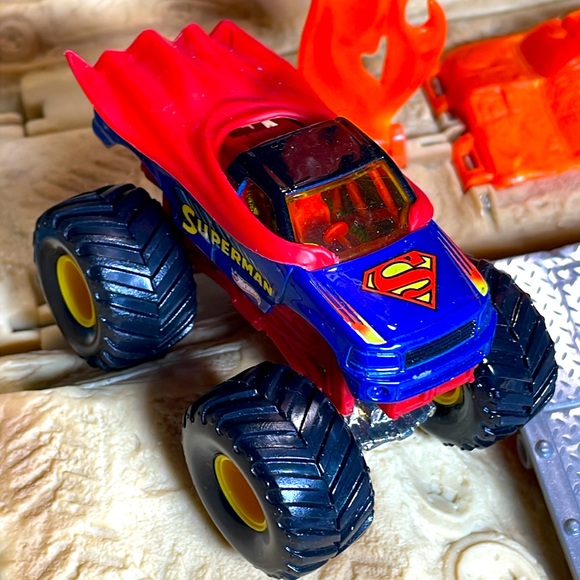 Mini Superman - Picture 2 of 3